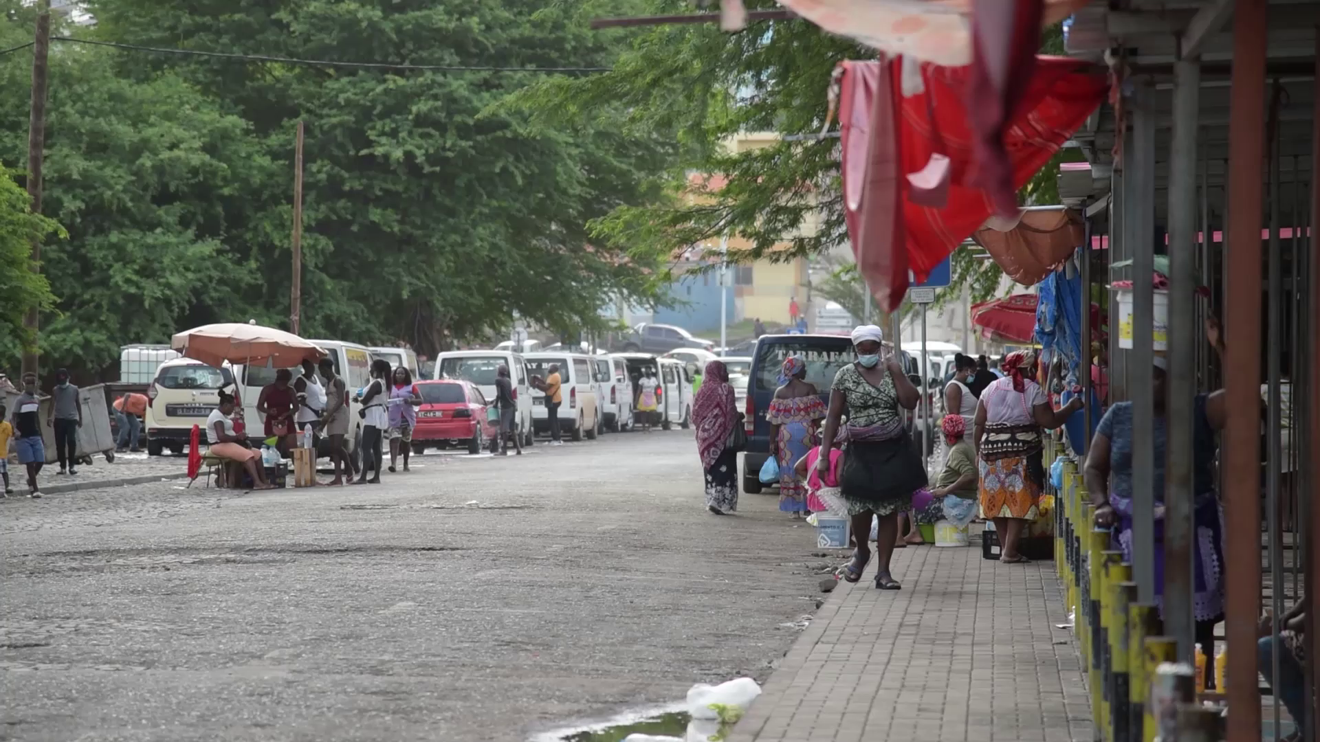 Vendedeiras pedem dinheiro investido na compra de lojas no mercado de coco