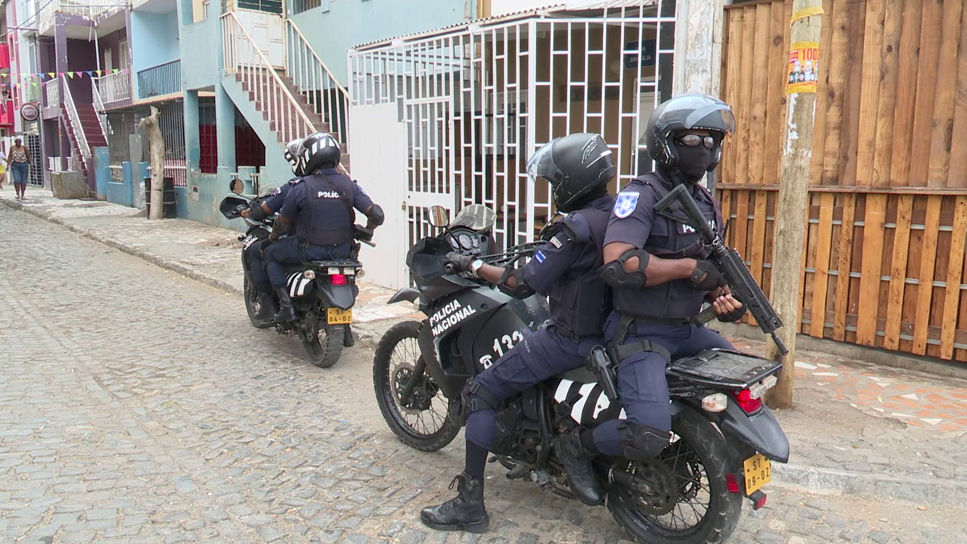 PN detém três pessoas e apreende armas e objectos roubados no bairro de ASA