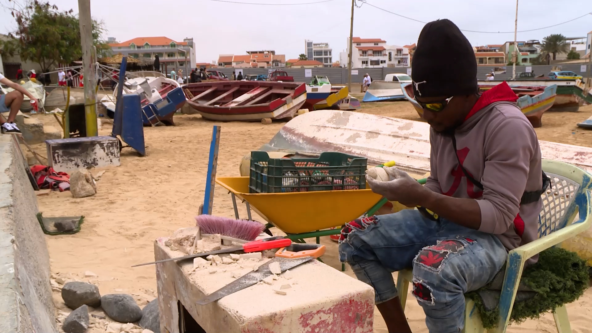 Artesão da ilha do Sal transforma pedra em arte