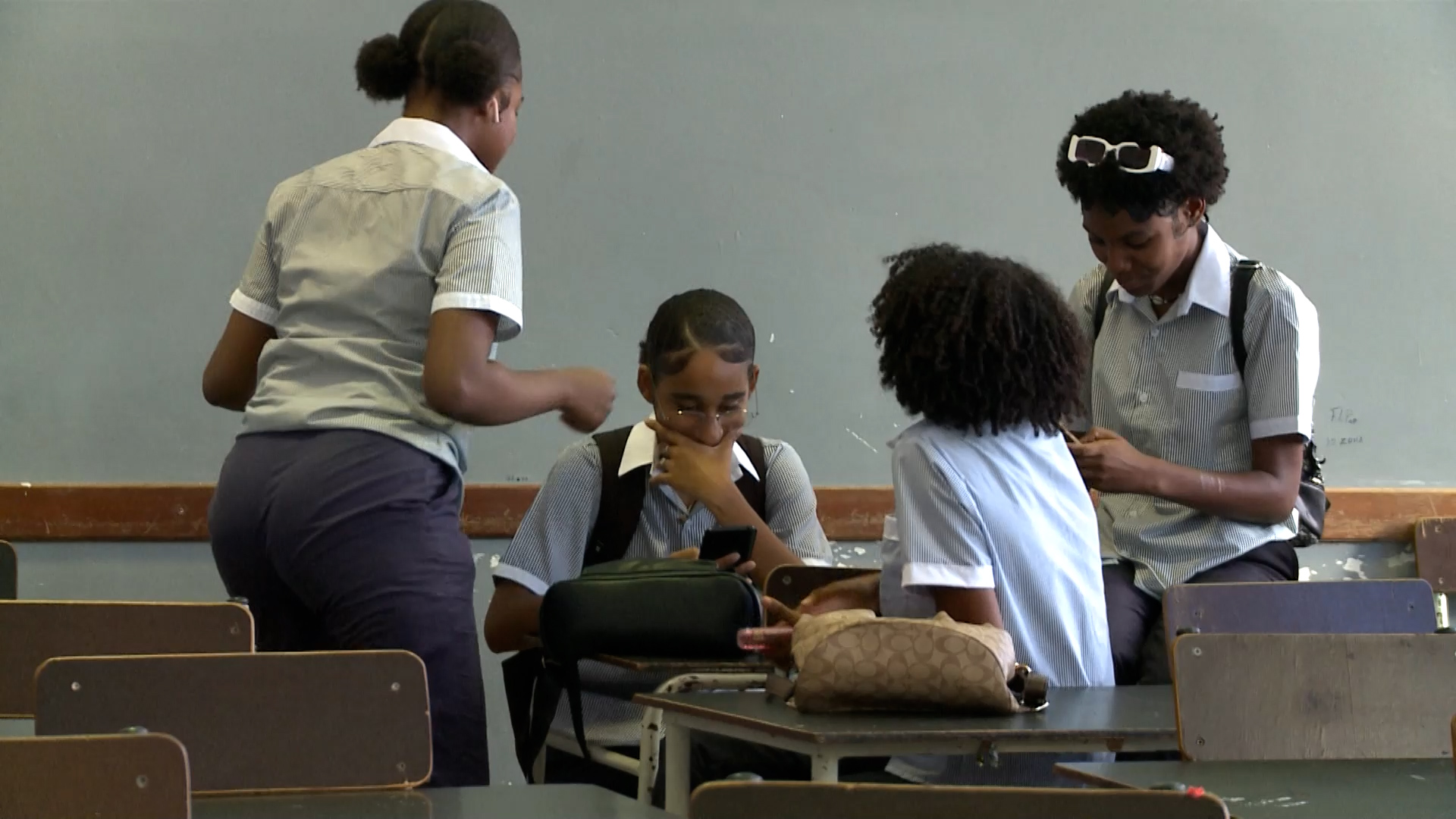 Escolas secundárias Proíbem o uso de telemóveis nas aulas para melhorar o desempenho dos alunos
