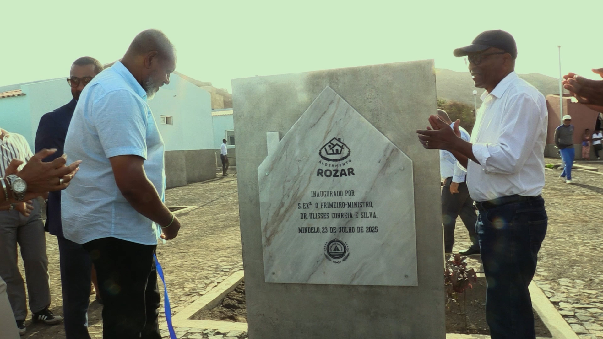 PM inaugura 66 casas no Aldeamento Rozar e indica medidas implementadas no sector
