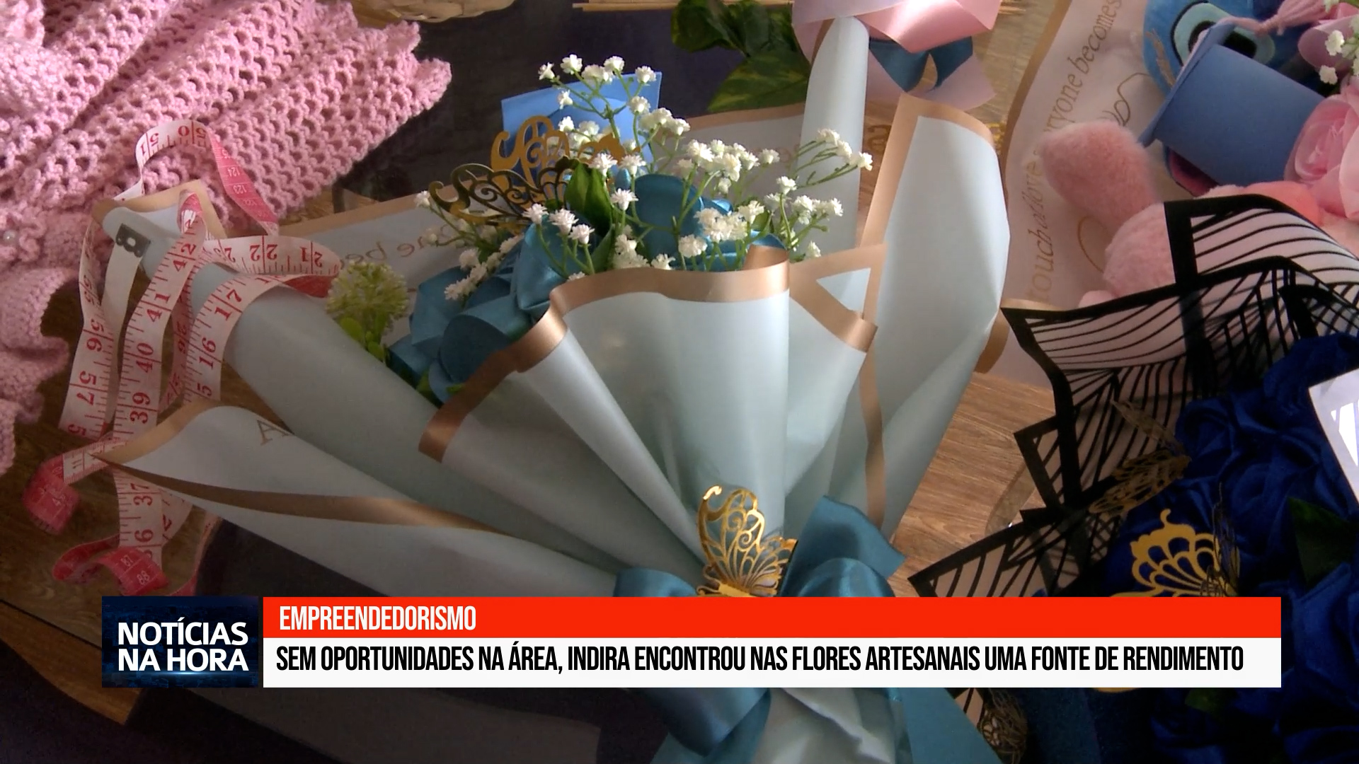 Sem oportunidades na área, Indira encontrou nas flores artesanais uma fonte de rendimento