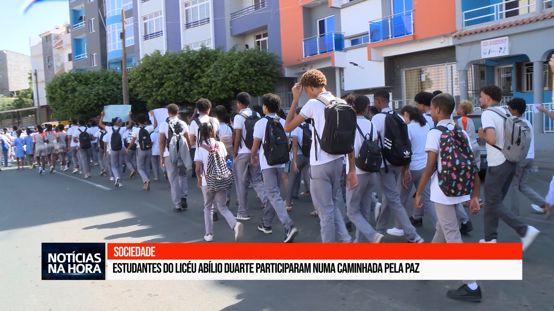 Estudantes do licéu Abílio Duarte participaram numa caminhada pela paz.